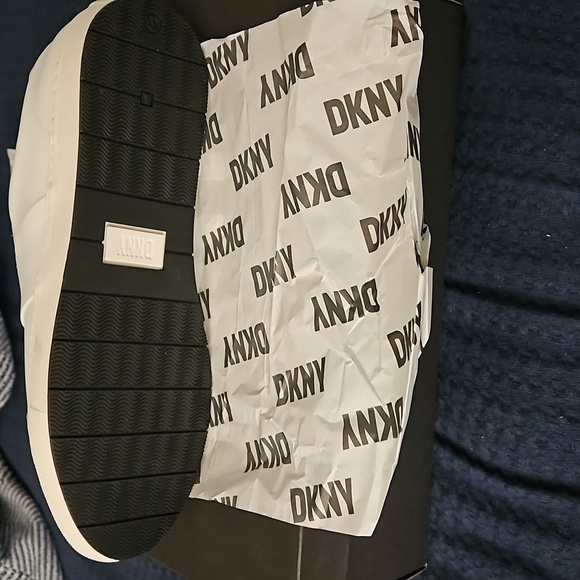 DKNY StreetSide Leather Sneakers.BRAND NEW IN ORIGINAL BOX,NEVER WORN. - Picture 6 of 8